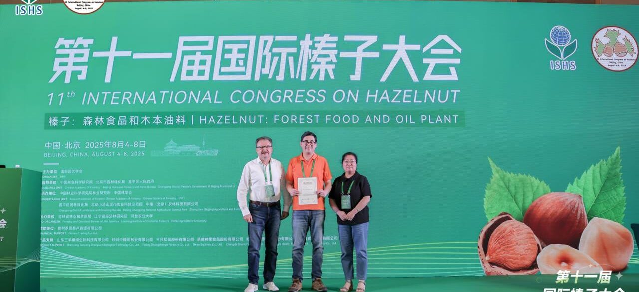 Investigador expuso en el XI Congreso Internacional de Avellanas en Beijing